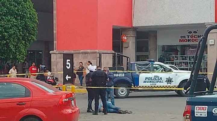 Asaltan y hieren a cuentahabiente al salir de un banco en León