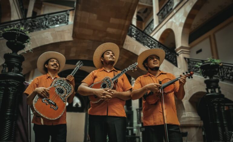 Trío Guanaxteco llena el Cervantino de tradición huasteca con su ‘Huapango’