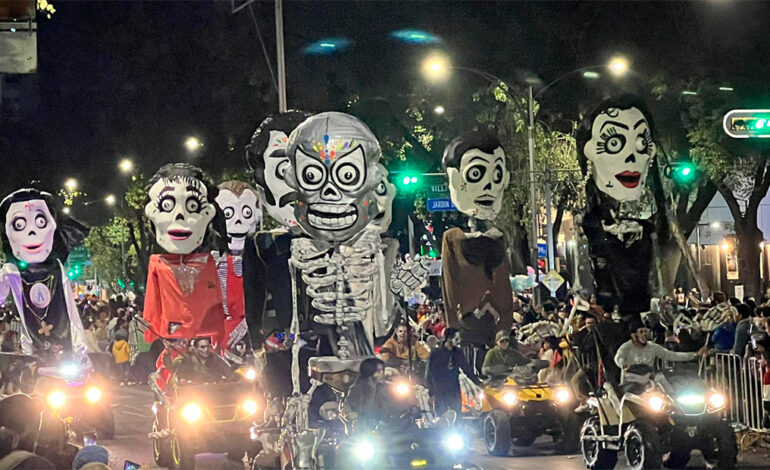 Miles de catrinas y catrines llenan las calles de CDMX en la Mega Procesión 2024