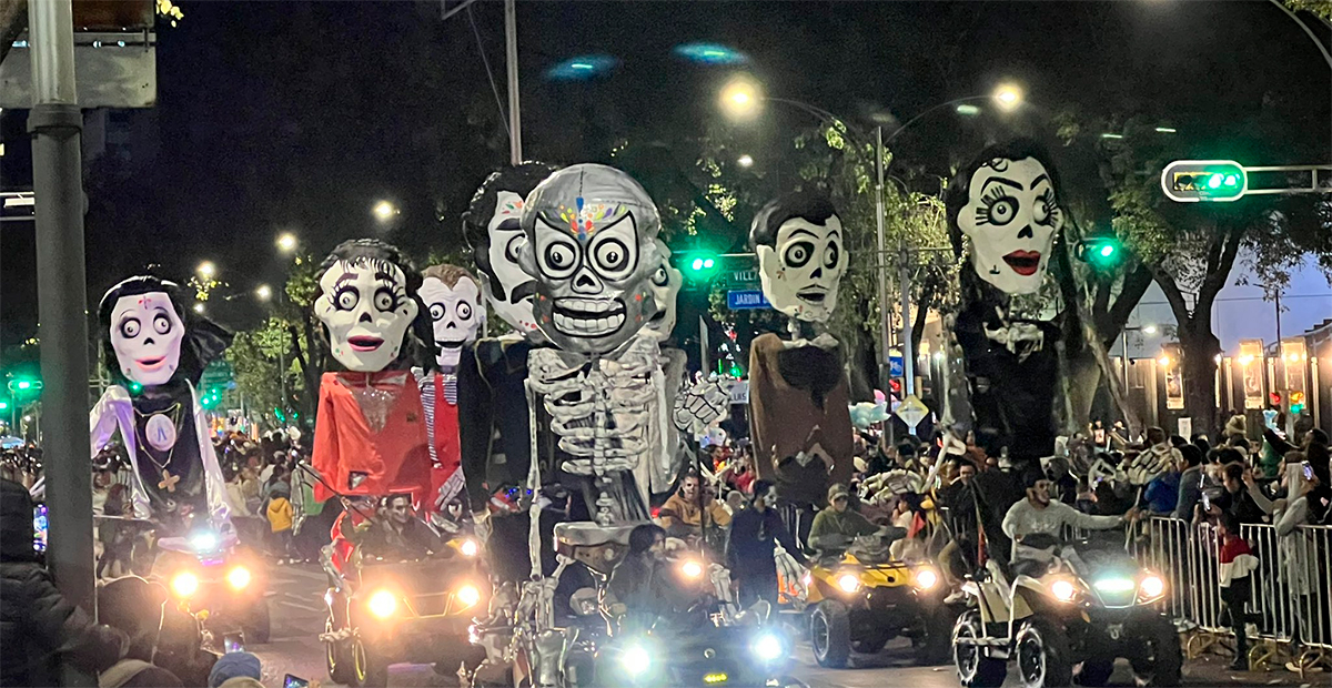 Miles de catrinas y catrines llenan las calles de CDMX en la Mega Procesión 2024