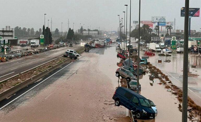 Vive España devastadoras inundaciones que han dejado 63 muertos