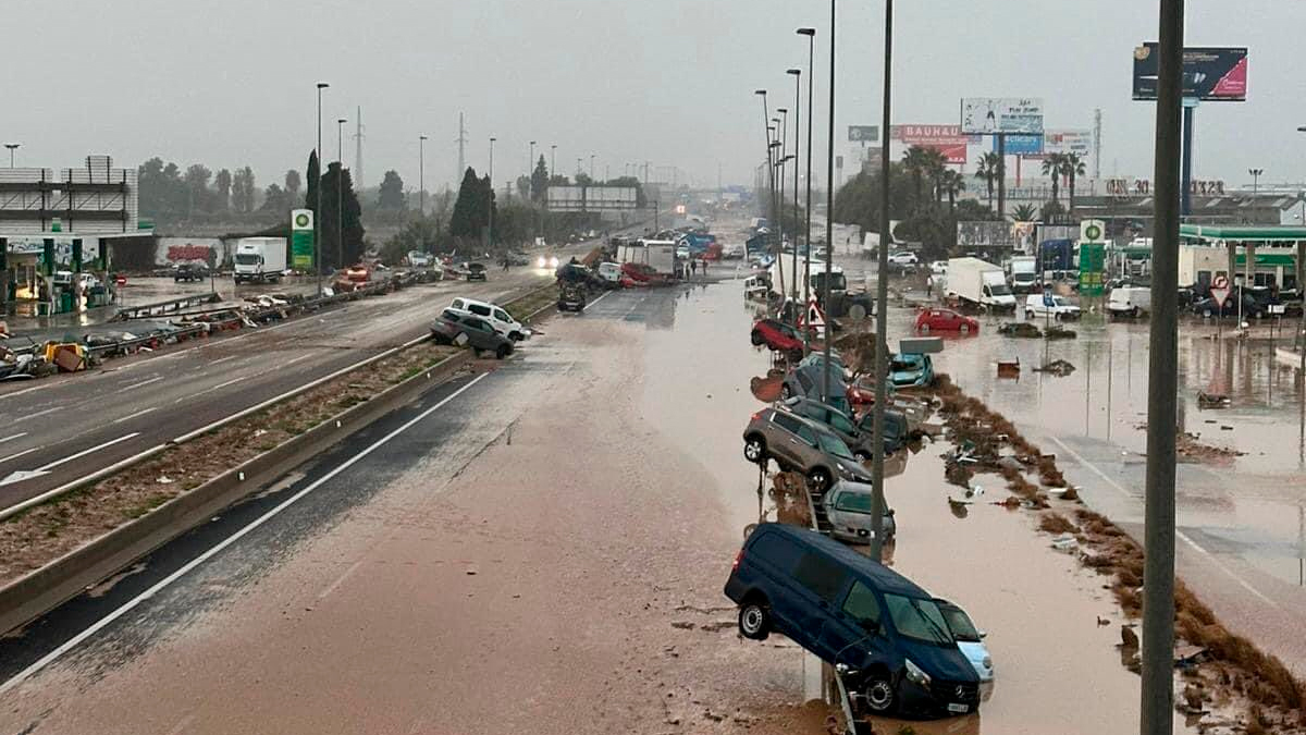 Vive España devastadoras inundaciones que han dejado 63 muertos