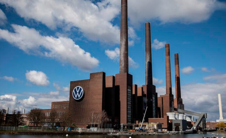 Amenaza Volkswagen con cerrar tres plantas armadoras