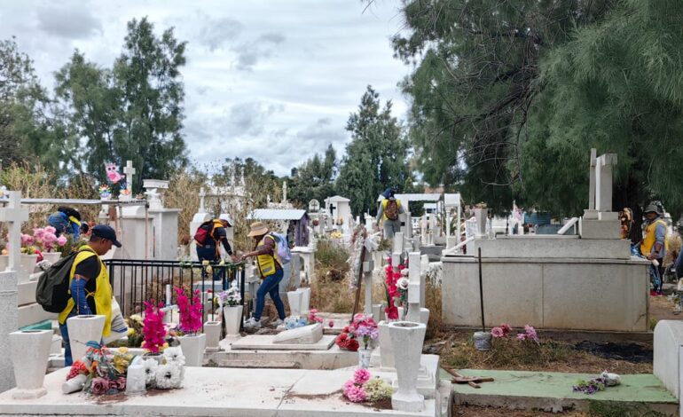 Previenen dengue en panteones municipales durante Día de Muertos