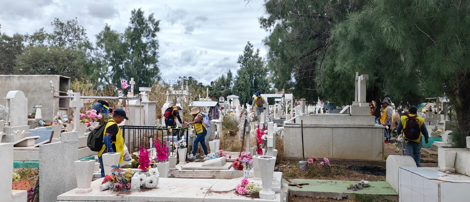 Previenen dengue en panteones municipales durante Día de Muertos