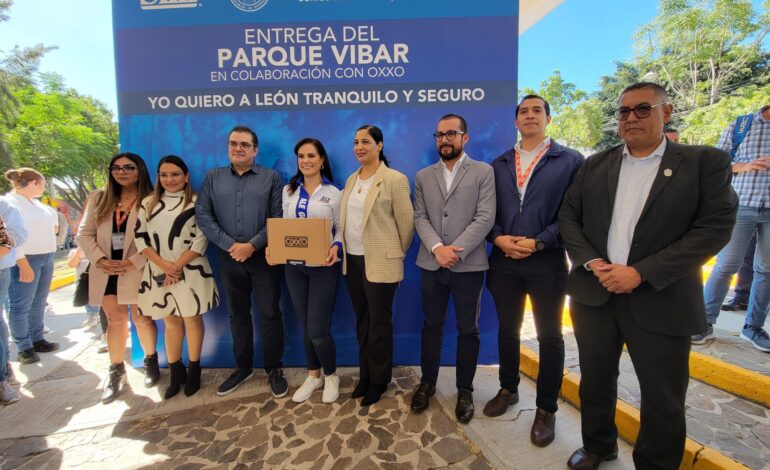 Parque Vibar Renovado: Ale Gutiérrez y Oxxo Transforman Espacios para Familias Leonas