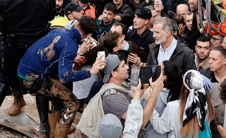 Vecinos de Paiporta reciben con protestas y lodo a Felipe VI y autoridades por falta de ayuda